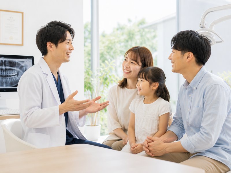 ご家族と医療者が笑顔で対話する診察室の光景